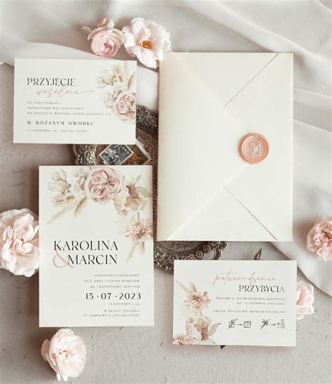 Grafika przedstawiająca różne style zaproszeń: klasyczne, nowoczesne, z motywami kwiatowymi