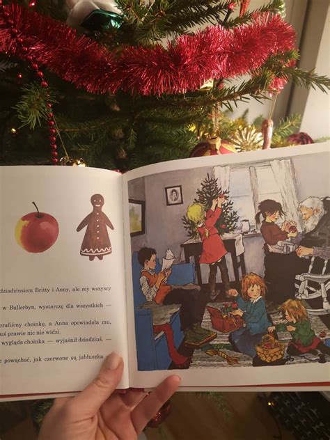 Ilustracja z książki „Boże Narodzenie w Bullerbyn” przedstawiająca dzieci bawiące się na śniegu.