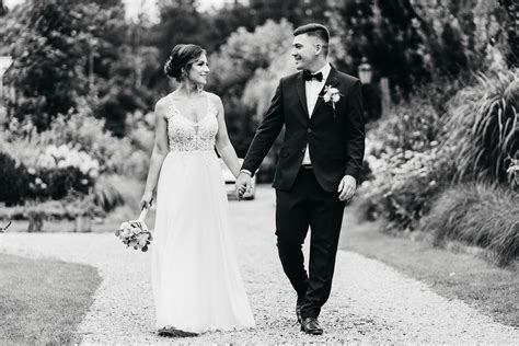 fotograf pracujący z parą młodą podczas sesji ślubnej