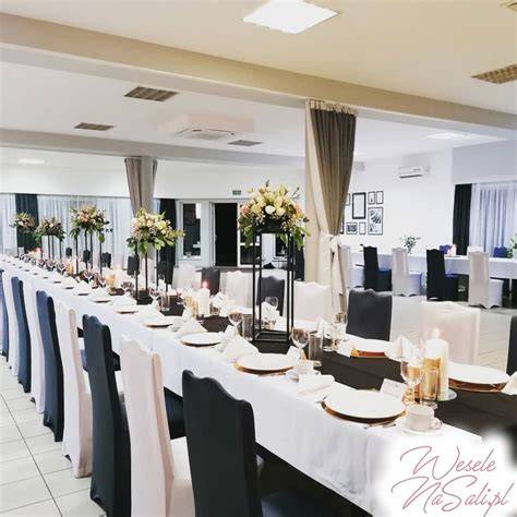 Elegancka sala bankietowa w dworku z widokiem na ogród
