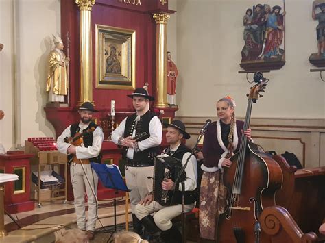 zdjęcie Pawła Orkisz z zespołem podczas nagrania kolęd