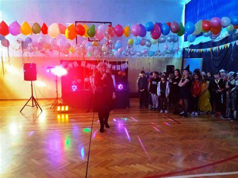 zdjęcie z balu karnawałowego w Małym Płocku - tańczący goście