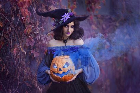 Kobieta z efektownym makijażem halloweenowym i dodatkami