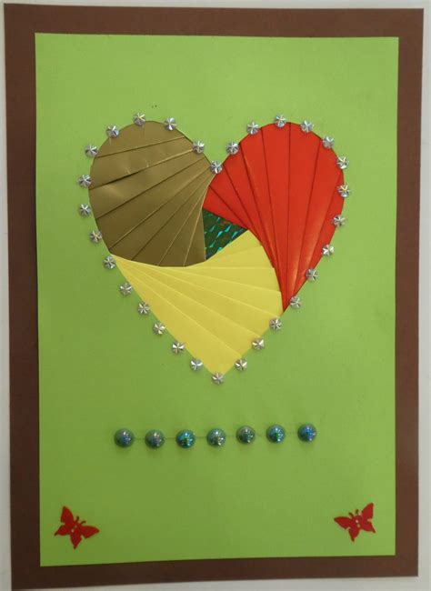 Zbliżenie na proces przyklejania pasków papieru w technice Iris Folding