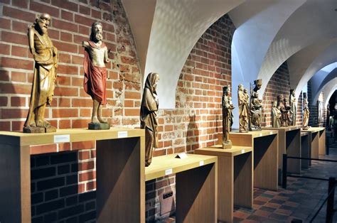 Zdjęcie przedstawiające bogato zdobioną, tradycyjną szopkę krakowską z charakterystycznymi elementami architektonicznymi.