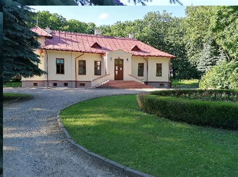 Zabytkowy dworek z elementami architektury XIX wieku