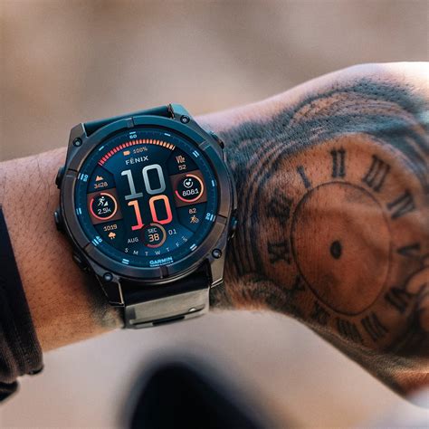 Nowoczesny smartwatch na męskim nadgarstku