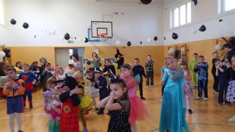 Dzieci w strojach bajkowych podczas balu karnawałowego