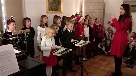 zdjęcie dzieci grających na instrumentach i śpiewających kolędy