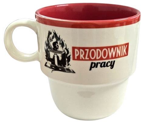 Przykładowe produkty z motywami PRL: kubek, koszulka, bluza.