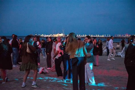 Uczestnicy bawiący się na silent disco wewnątrz klimatycznego obiektu