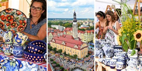 Kolorowe stoiska z bolesławiecką ceramiką na Rynku w Bolesławcu
