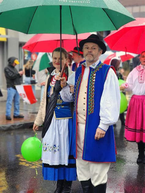 Uczestnicy parady ceramicznej w barwnych strojach