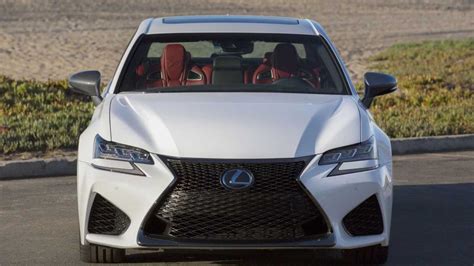 Biały Lexus GS F-Sport z przodu z widoczną atrapą chłodnicy