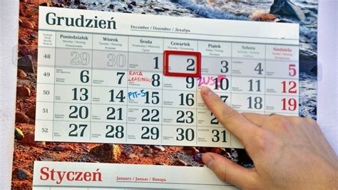 Infografika przedstawiająca różne sytuacje związane z dniem wolnym za święto