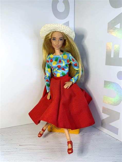 Ilustracja przedstawiająca różne style ubranek dla lalek Barbie wykonanych ręcznie