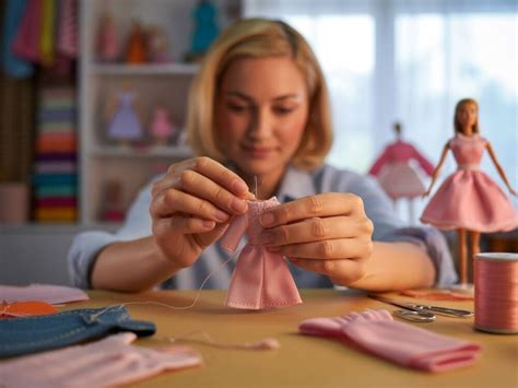 Zbliżenie na maszynę do szycia podczas tworzenia miniaturowego ubranka dla Barbie