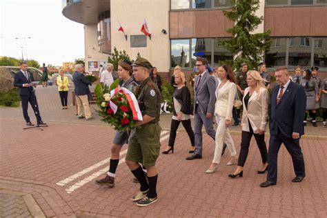 Zdjęcie tłumu zgromadzonego przed Urzędem Dzielnicy Białołęka podczas uroczystości