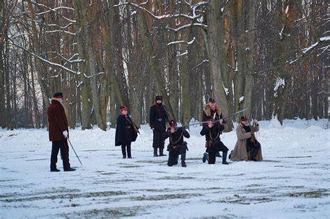 Uczestnicy grupy rekonstrukcyjnej Retro-Pasje w strojach z epoki Powstania Warszawskiego
