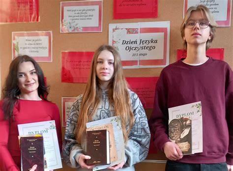 Uczniowie podczas studniówki w szkolnej auli