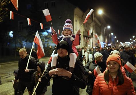 fotografia Rynku Trybunalskiego w Piotrkowie przystrojonego świątecznymi iluminacjami