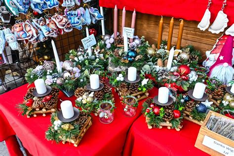 zdjęcie stoiska z rękodziełem świątecznym i przysmakami na jarmarku