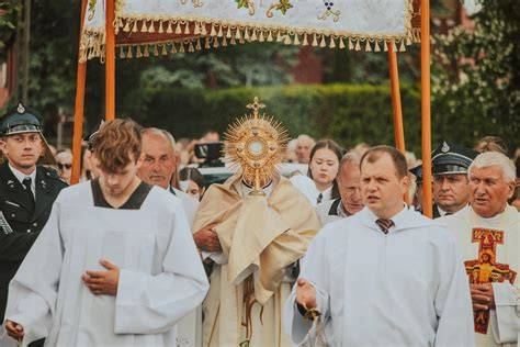 zdjęcie procesji Bożego Ciała z udziałem dzieci i dorosłych, niosących chorągwie i feretrony