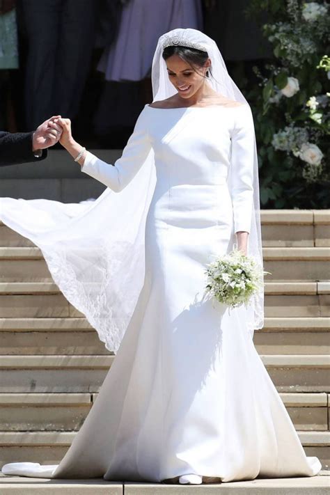 Minimalistyczna suknia ślubna Meghan Markle z długimi rękawami i dekoltem w łódkę.