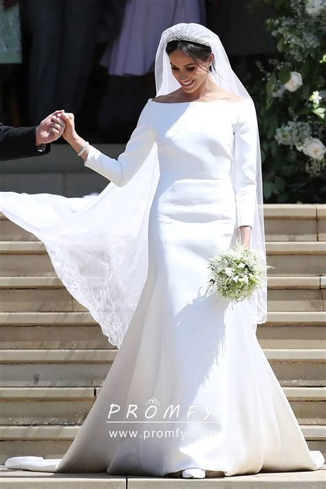 Druga suknia ślubna Meghan Markle projektu Stelli McCartney z odsłoniętymi ramionami.