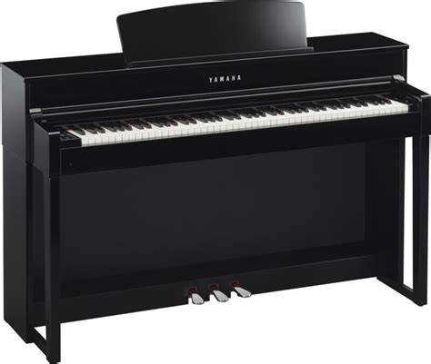 Elegancki wygląd pianina cyfrowego Yamaha z serii Clavinova, podkreślający jego podobieństwo do fortepianu akustycznego.