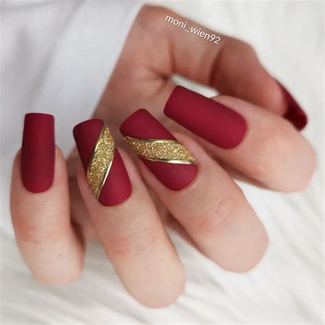 Kobieta z dłońmi ukazującymi matowy, różowy manicure ślubny z subtelnym zdobieniem.