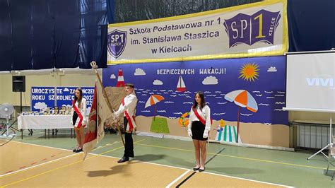 Zdjęcie pocztu sztandarowego podczas uroczystości szkolnej.