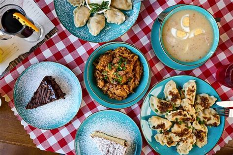 Stół z tradycyjnymi polskimi potrawami w restauracji Dworek