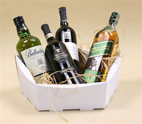 Galeria zdjęć prezentująca różne typy eleganckich koszy i skrzyń prezentowych z produktami spożywczymi i alkoholami