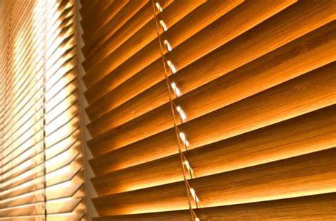 Porównanie wizualne żaluzji drewnianych, bambusowych i aluminiowych.