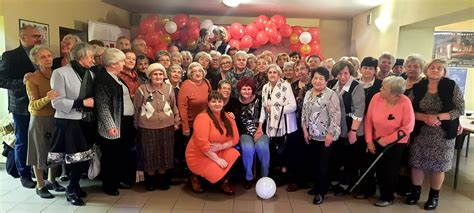 Grupa seniorów podczas Balu Seniora w Zielonej Górze
