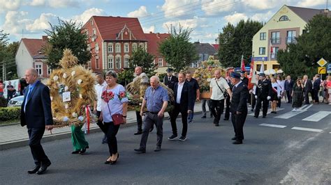 Tradycyjny korowód dożynkowy przechodzący ulicami miejscowości