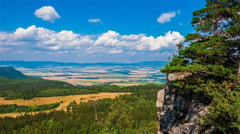 Panorama Kotliny Kłodzkiej z widokiem na góry i uzdrowisko