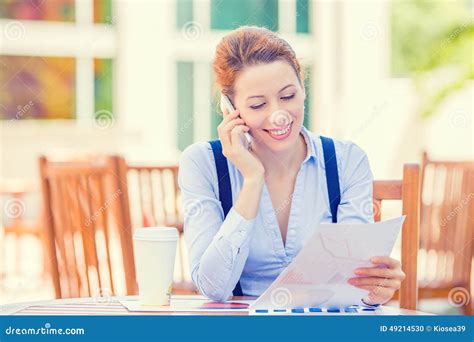 Kobieta przegląda zdjęcia na telefonie, planując kolaż