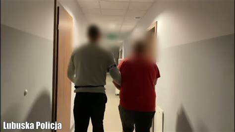 prześcieradło z wyciętymi otworami na oczy jako strój ducha