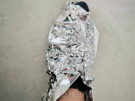 przykład stroju robota wykonanego z kartonowego pudła i folii aluminiowej