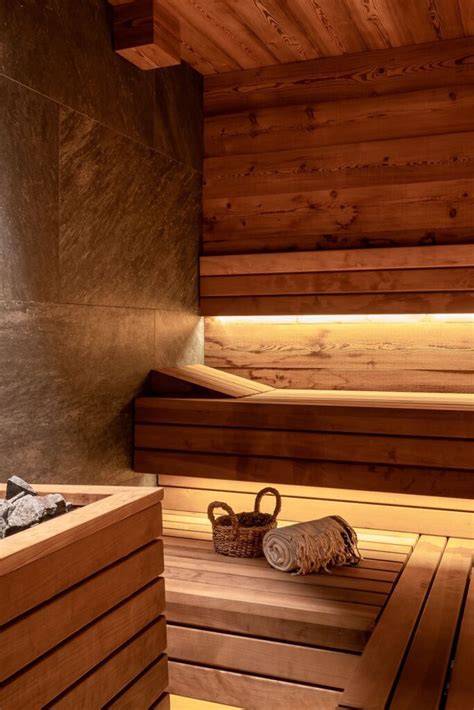 wnętrze luksusowego spa z basenem i saunami