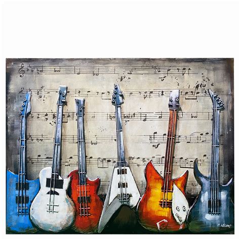 Kompozycja pudełka z miniaturą gitary, piecem gitarowym, mikrofonem i nutami