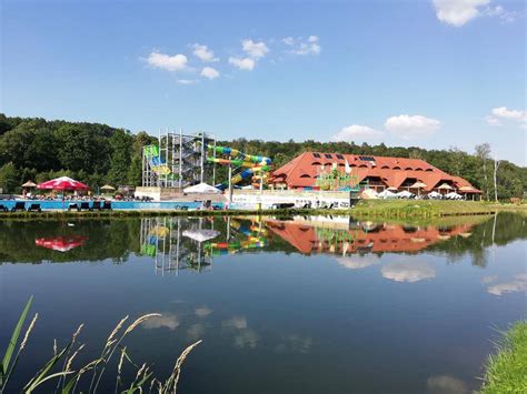 Ilustracja przedstawiająca Park Zaginione Miasto Rosenau z widocznymi atrakcjami
