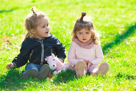 Dzieci bawiące się na zjeżdżalniach w Rosenau PlayZone