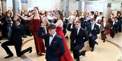 Zdjęcie maturzystów tańczących poloneza na balu studniówkowym