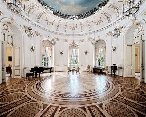 Elegancko udekorowana sala balowa z młodzieżą w strojach galowych