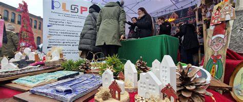 Grafika przedstawiająca Tajemniczych Gnomów na jarmarku