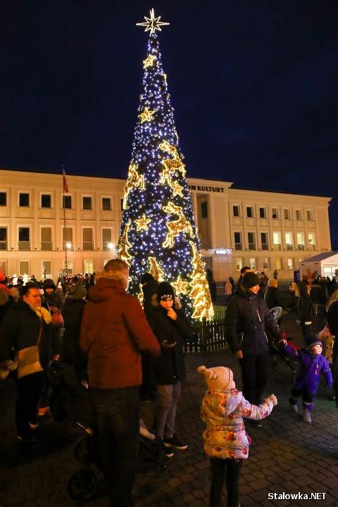 zdjęcie z miejskiej wigilii z choinką i ludźmi