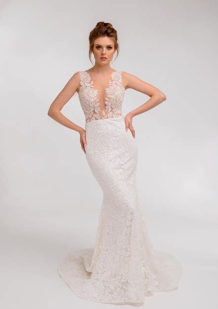 Zdjęcie prostej, eleganckiej sukni ślubnej.